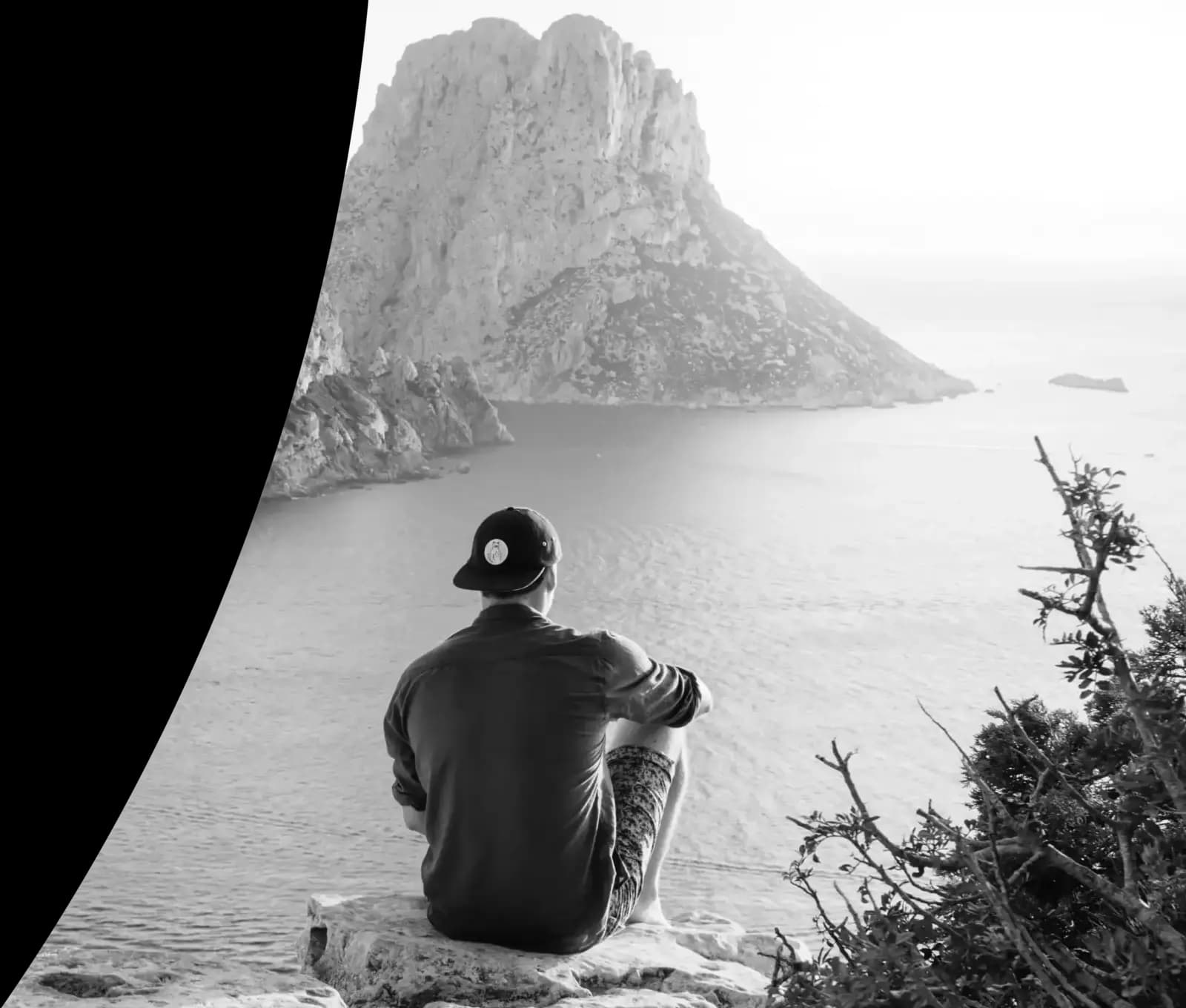 Ungur maður á strönd